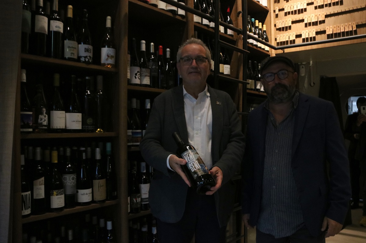 El president de la DO Empordà, Xavier Albertí, i el president de la Comissió de Promoció de la DO Emporda, Carles Xuriguera, amb un vi amb el nou logotip. Imatge publicada el 3 de novembre del 2021. (Horitzontal)