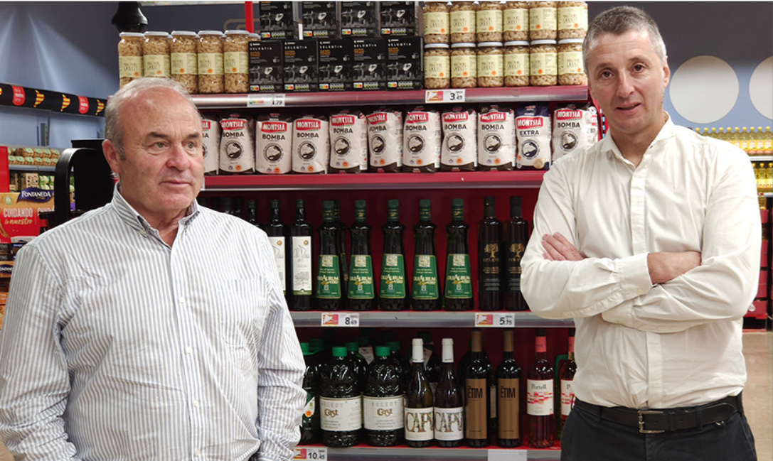 Ramon Sarroca (president FCAC) i Fernando Tercero (Responsable de productes de proximitat Caprabo). Foto de FCAC