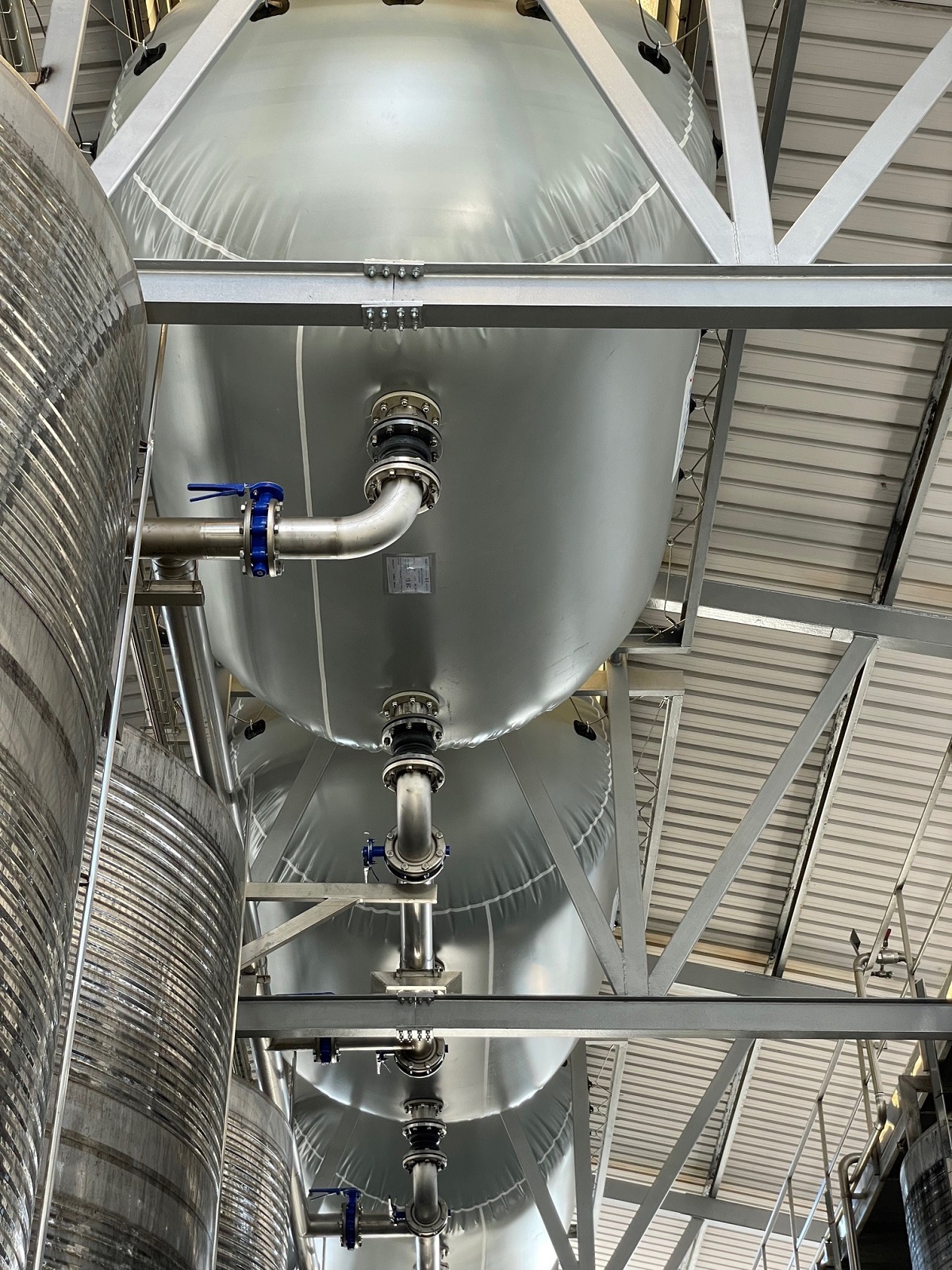 Pla contrapicat de tines del celler de Família Torres amb uns nous globus al capdemunt per reutilitzar el CO2 de la fermentació. Imatge publicada el 5 de novembre del 2021. (Vertical)
