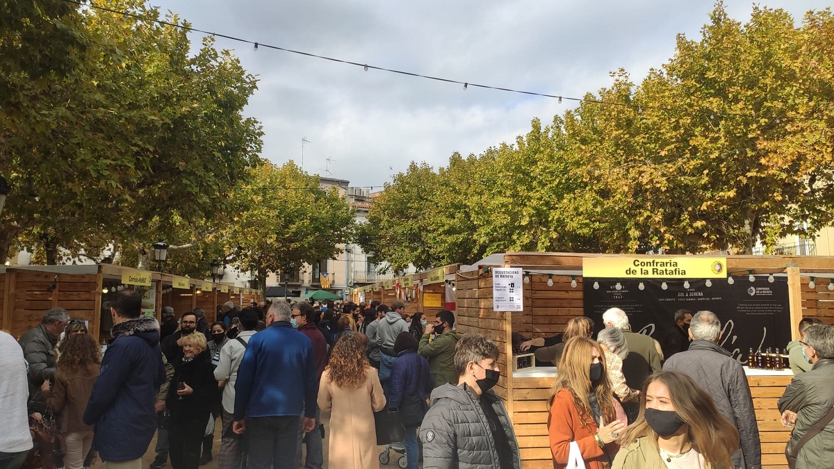 Pla general de la plaça Farners plena de gent degustant ratafia aquest diumenge 14 de novembre de 2021. (Horitzontal)