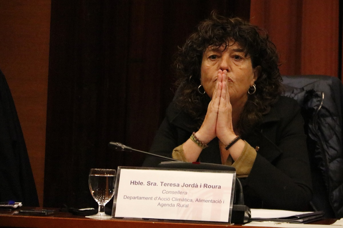Primer pla de la consellera d'Acció Climàtica, Teresa Jordà, just abans d'intervenir en comissió parlamentària per explicar el pressupost del seu departament el 12 de novembre del 2021 (horitzontal)