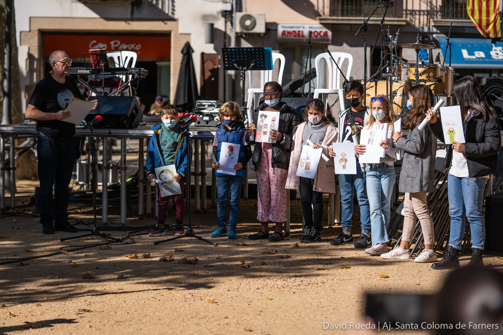 Escolars de Santa Coloma, el dissabte passat, mostrant els cartells de la Festa de la Ratafia