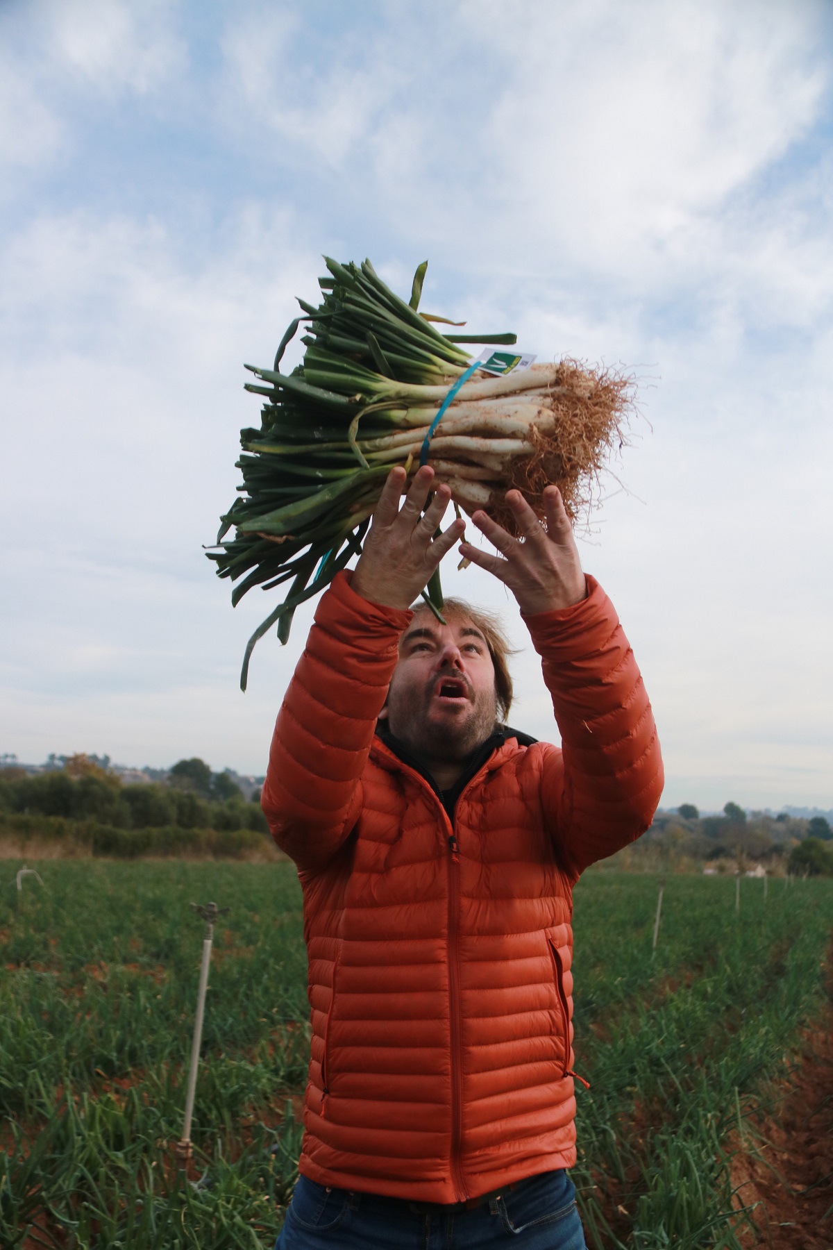 Pla mitjà de l'actor Quim Masferrer en l'acte simbòlic d'arrencada de la temporada de calçots. Imatge del 20 de novembre de 2021 (Vertical).