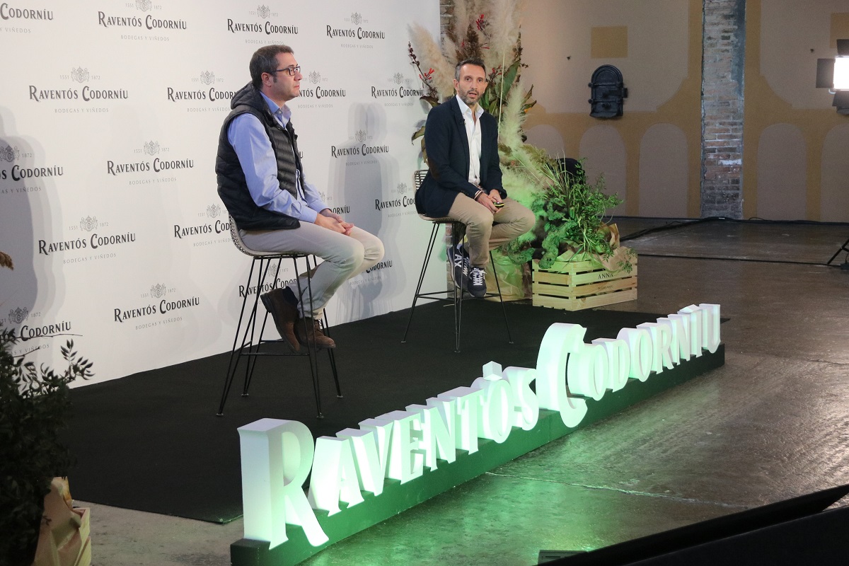 Pla general de la presentació del Pla de transició ecològica de Raventós Codorníu, amb el director de Cellers i Operacions, Diego Pinilla, i el conseller delegat, Sergio Fuster el 28 d'octubre del 2021. (Horitzontal)