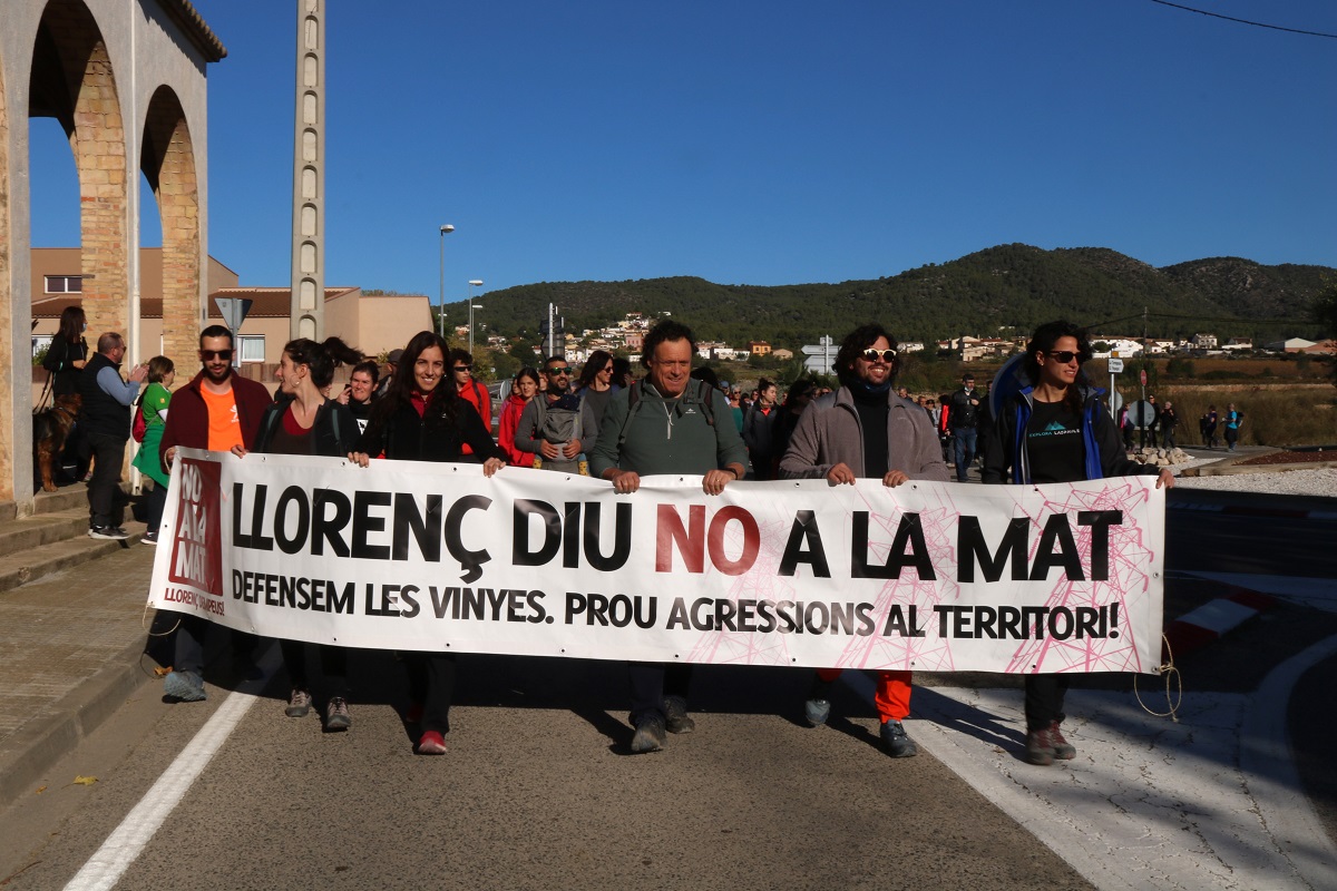 Pla general de la capçalera de Llorenç del Penedès arribant a l'inici de la caminada a l'església del Papiolet per protestar contra el projecte de la línia de molta alta tensió (MAT) Valmuel- Begues. Imatge del 7 de novembre del 2021 (Horitzontal).