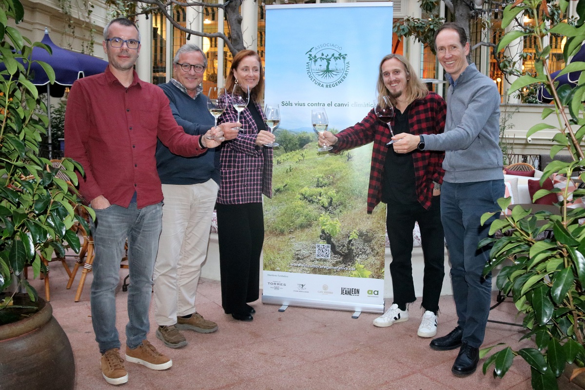 Foto de família dels representants de les cinc empreses impulsores de l'Associació de Viticultura Regenerativa. Imatge del 15 de novembre del 2021. (Horitzontal)