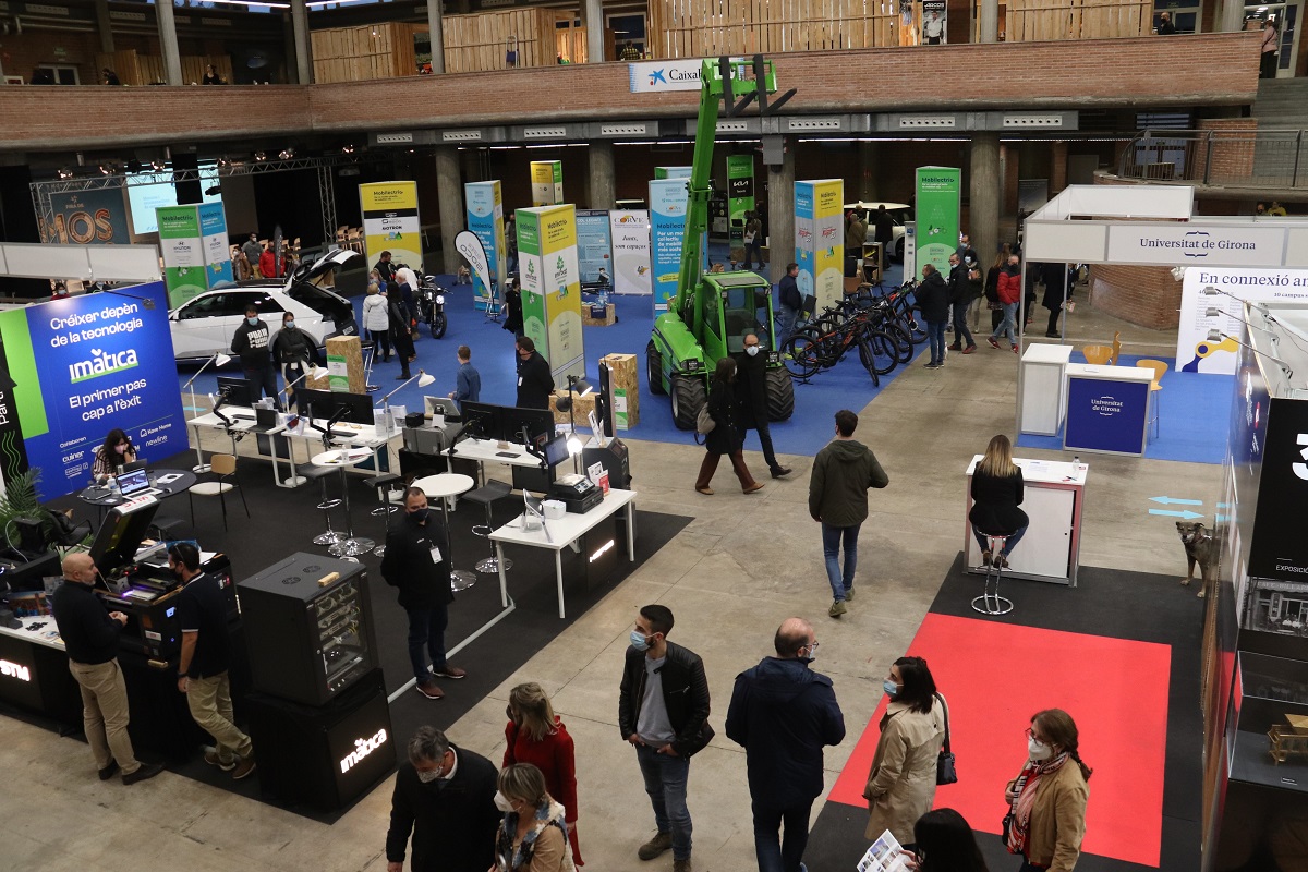 Pla obert de persones passejant pels estands de la 59a edició de Fira de Mostres l'1 de novembre de 2021. (Horitzontal)