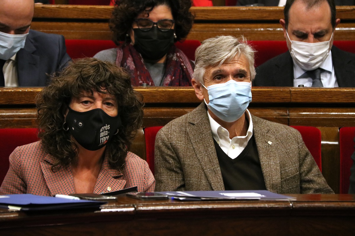 La consellera Teresa Jordà i el conseller Josep Maria Argimon, durant el ple al Parlament del 3 de novembre de 2021 (Horitzontal)