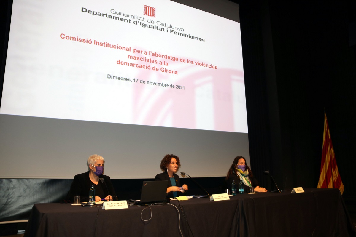 La delegada del Govern de Girona, Laia Cañigueral, la secretària de Feminismes, Montserrat Pineda, i la directora general per a l’Erradicació de les Violències Masclistes, Laia Rosich, a la comissió institucional, el 17 de movembre del 2021 (horitzontal)