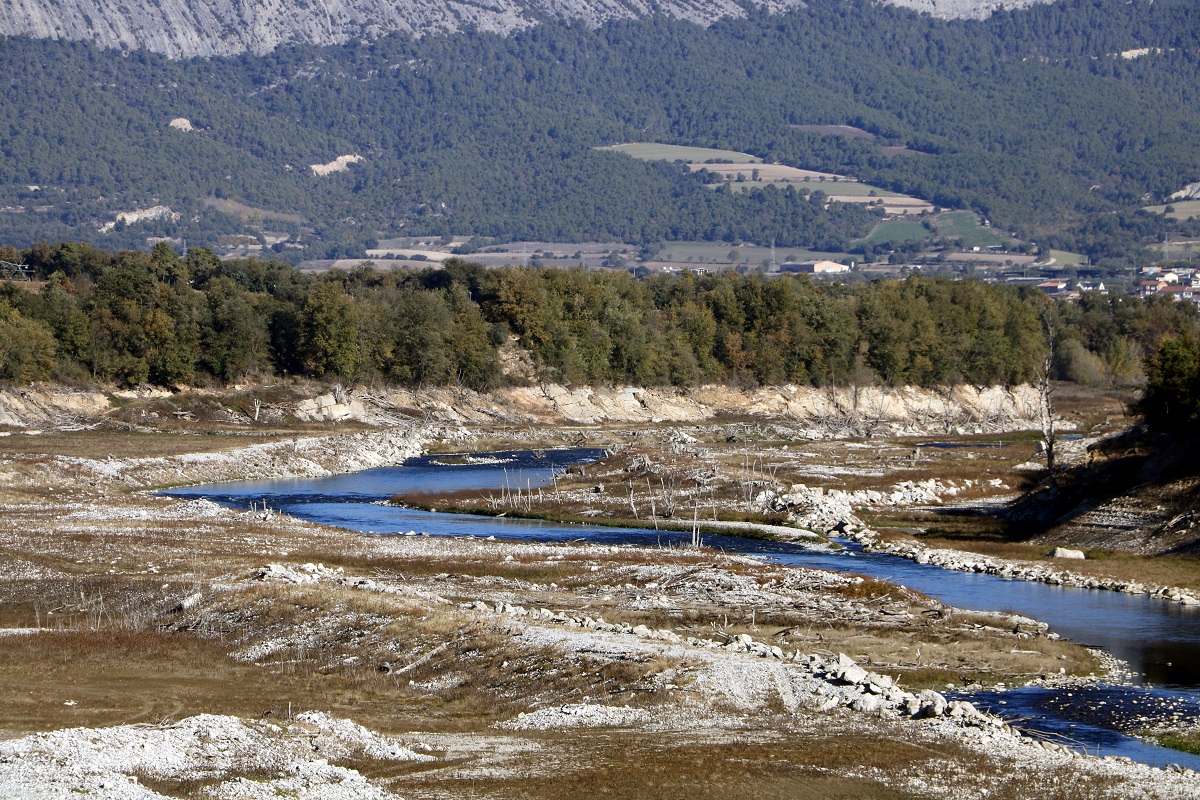 Pla mitjà on es pot veure el curs del riu Segre a la cua de l'embassament de Rialb, el 9 de novembre de 2021. (Horitzontal)