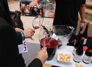 Primer pla de dos copes on se serveix un vi negre del celler Frisach de Corbera d'Ebre durant la jornada professional de la DO Terra Alta. Imatge del 28 d'octubre del 2019 (horitzontal)