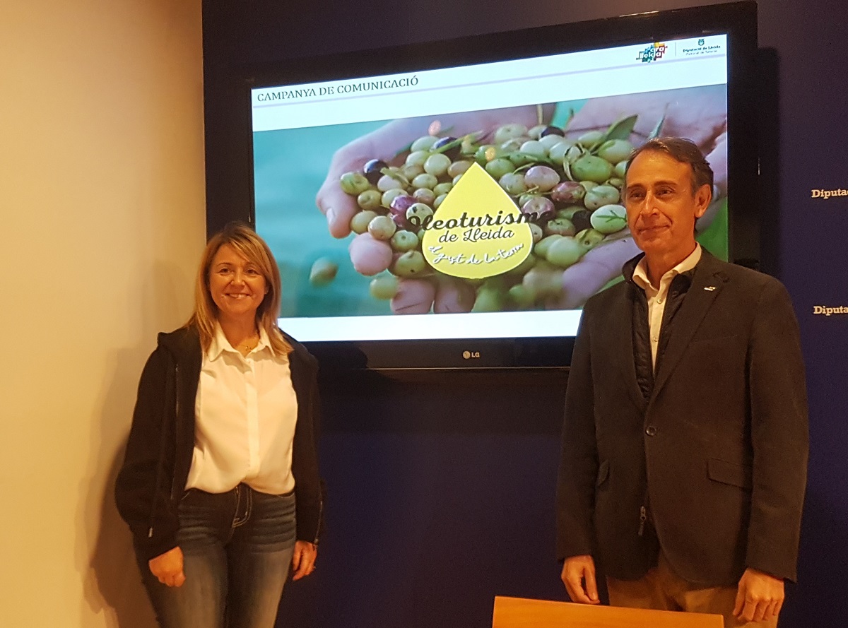Pla mitjà llarg de la vicepresidenta del Patronat de Turisme de la Diputació de Lleida, Rosa Pujol, i el cap de Promoció i Màrqueting, Juli Alegre, en la presentació de la campanya de promoció de l'Oleoturisme, el 8 de novembre del 2021. (Horitzontal)