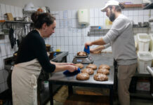 Èxit de vendes de panettones d’un obrador de Beget, amb una vintena d’habitants: “Estem aclaparats, ve gent d’arreu”
