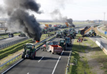 La pagesia catalana bloqueja el país per a denunciar l’acord del Mercosur: “És dolent per al sector i la ciutadania”